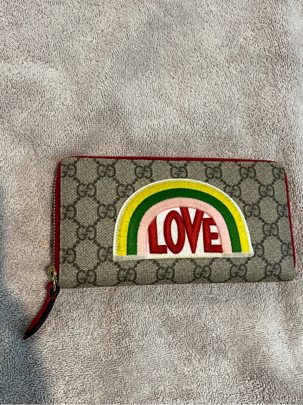 Gucci Beige GG Supreme Rainbow 'LOVE' Zip Wallet with Red Trim - Picture 1 of 3
